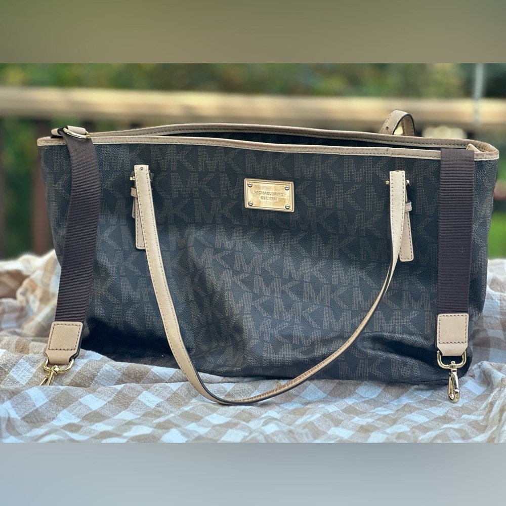 Michael Kors Jet Set Travel Tote with an optional crossbody/stroller - Picture 2 of 10